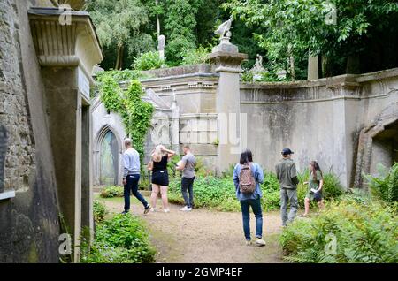 Le columbarium dans le cimetière de highgate à l'ouest avec les visiteurs sur la visite autoguidée N6 nord de londres angleterre Royaume-Uni Banque D'Images