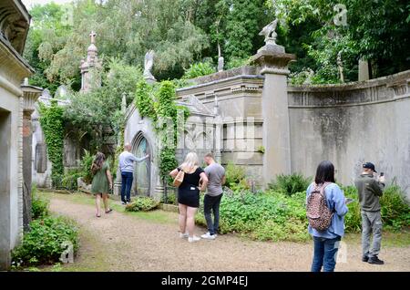 Le columbarium dans le cimetière de highgate à l'ouest avec les visiteurs sur la visite autoguidée N6 nord de londres angleterre Royaume-Uni Banque D'Images