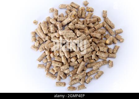 Pile de pastilles d'alimentation composées isolées sur blanc. Alimentation animale. Banque D'Images