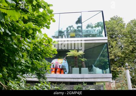 Maison moderne en verre construite dans le cimetière highgate West swains Lane N6 nord de londres angleterre Royaume-Uni Banque D'Images