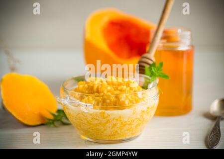 porridge de citrouille doux et bouilli dans un bol avec du miel Banque D'Images