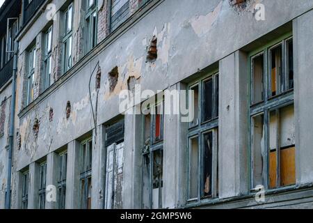 vue sur un vieux bâtiment démoli et fenêtres brisées Banque D'Images