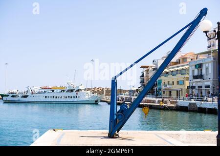 Belle vue sur le port d'Agios Nicolas, Crète Banque D'Images