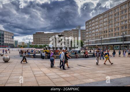 Berlin, Allemagne - 2 août 2021 : personnes sur la place Alexanderplatz avec fontaine de l'amitié, quartier central de Mitte Banque D'Images