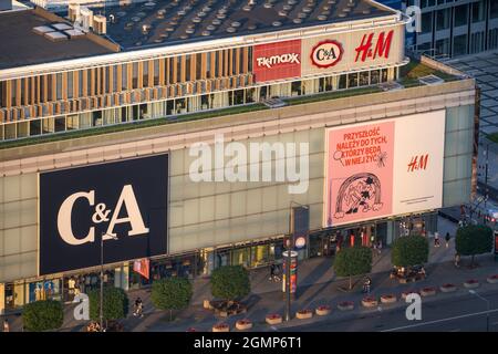 Varsovie, Pologne - 18 juin 2021 : magasin C&A et magasin H&M, magasins de vêtements dans le centre commercial Wars Sawa Junior, centre-ville Banque D'Images