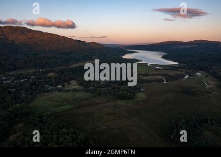 Prieuré d'Inchmahome, Loch Lomond et parc national de Trossachs, Écosse, Royaume-Uni. 19 septembre 2021. PHOTO : le Prieuré d'Inchmahome est situé sur Inchmahome, la plus grande des trois îles du centre du lac de Mengeith, près d'AberDoyle, en Écosse. Le nom 'Inchmahome' vient du gaélique Innis MoCholmaig, qui signifie l'île de St Colmaig. Crédit : Colin Fisher Banque D'Images