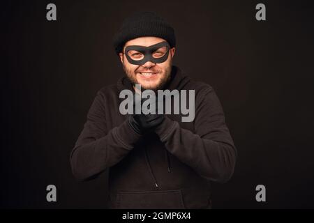 Portrait du voleur de funnu avec masque sur le dos sombre Banque D'Images