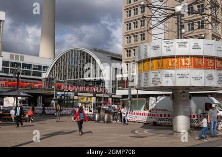 Berlin, Allemagne - 2 août 2021 : place Alexanderplatz dans le quartier central de Mitte avec vue sur l'horloge et la gare Banque D'Images