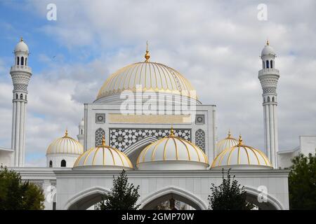 Mosquée blanche à Shali. République tchétchène. Russie. La mosquée du prophète Mahomet appelée « fierté des musulmans » en marbre blanc Banque D'Images