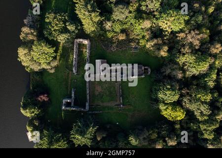 Prieuré d'Inchmahome, Loch Lomond et parc national de Trossachs, Écosse, Royaume-Uni. 19 septembre 2021. PHOTO : le Prieuré d'Inchmahome est situé sur Inchmahome, la plus grande des trois îles du centre du lac de Mengeith, près d'AberDoyle, en Écosse. Le nom 'Inchmahome' vient du gaélique Innis MoCholmaig, qui signifie l'île de St Colmaig. Crédit : Colin Fisher Banque D'Images