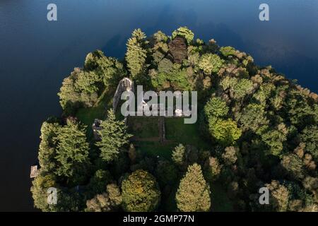 Prieuré d'Inchmahome, Loch Lomond et parc national de Trossachs, Écosse, Royaume-Uni. 19 septembre 2021. PHOTO : le Prieuré d'Inchmahome est situé sur Inchmahome, la plus grande des trois îles du centre du lac de Mengeith, près d'AberDoyle, en Écosse. Le nom 'Inchmahome' vient du gaélique Innis MoCholmaig, qui signifie l'île de St Colmaig. Crédit : Colin Fisher Banque D'Images