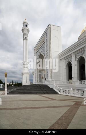 Mosquée blanche à Shali. République tchétchène. Russie. La mosquée du prophète Mahomet appelée « fierté des musulmans » en marbre blanc Banque D'Images