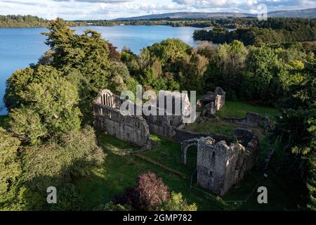 Prieuré d'Inchmahome, Loch Lomond et parc national de Trossachs, Écosse, Royaume-Uni. 19 septembre 2021. PHOTO : le Prieuré d'Inchmahome est situé sur Inchmahome, la plus grande des trois îles du centre du lac de Mengeith, près d'AberDoyle, en Écosse. Le nom 'Inchmahome' vient du gaélique Innis MoCholmaig, qui signifie l'île de St Colmaig. Crédit : Colin Fisher Banque D'Images