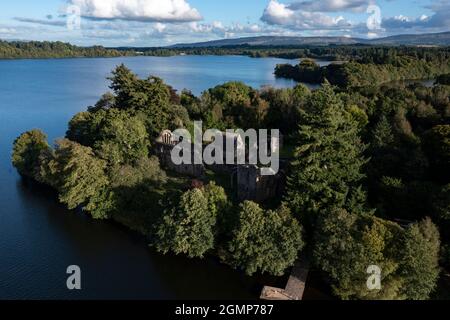 Prieuré d'Inchmahome, Loch Lomond et parc national de Trossachs, Écosse, Royaume-Uni. 19 septembre 2021. PHOTO : le Prieuré d'Inchmahome est situé sur Inchmahome, la plus grande des trois îles du centre du lac de Mengeith, près d'AberDoyle, en Écosse. Le nom 'Inchmahome' vient du gaélique Innis MoCholmaig, qui signifie l'île de St Colmaig. Crédit : Colin Fisher Banque D'Images