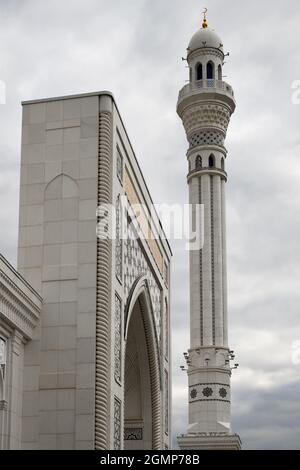 Mosquée blanche à Shali. République tchétchène. Russie. La mosquée du prophète Mahomet appelée « fierté des musulmans » en marbre blanc Banque D'Images