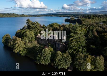 Prieuré d'Inchmahome, Loch Lomond et parc national de Trossachs, Écosse, Royaume-Uni. 19 septembre 2021. PHOTO : le Prieuré d'Inchmahome est situé sur Inchmahome, la plus grande des trois îles du centre du lac de Mengeith, près d'AberDoyle, en Écosse. Le nom 'Inchmahome' vient du gaélique Innis MoCholmaig, qui signifie l'île de St Colmaig. Crédit : Colin Fisher Banque D'Images