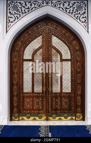 Mosquée blanche à l'intérieur de Shali. République tchétchène. Russie. La mosquée du prophète Mahomet appelée « fierté des musulmans » en marbre blanc Banque D'Images