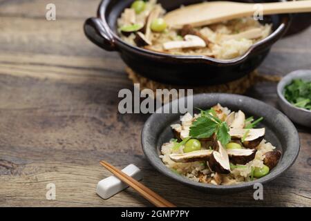 Matsutake Gohan (riz bouilli avec champignons matsutake), nourriture japonaise d'automne Banque D'Images