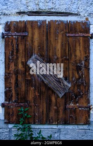 Porte en bois fermée à Casso, barrage de Vajont, Friuli, Italie Banque D'Images