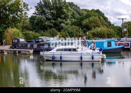 Pippa 11 un bateau de croisière Viking 22 arrivant dans la marina de White Mills, vu du café Boat House, Earls Barton, Northamptnshire, Angleterre, Royaume-Uni. Banque D'Images