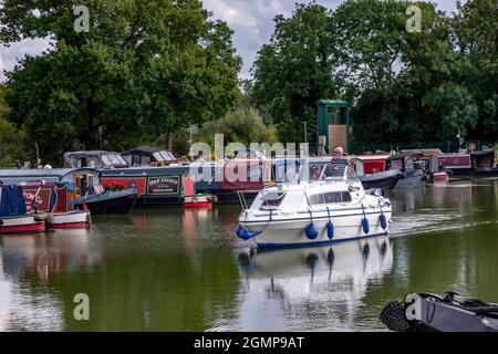 Pippa 11 un bateau de croisière Viking 22 arrivant dans la marina de White Mills, vu du café Boat House, Earls Barton, Northamptnshire, Angleterre, Royaume-Uni. Banque D'Images