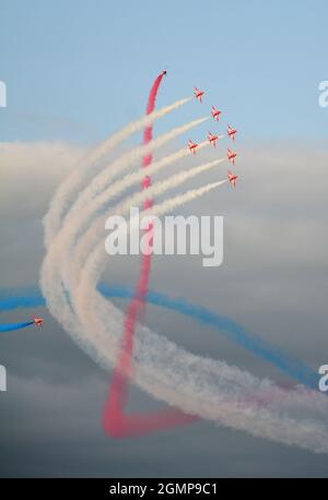 Sidmouth, septembre 2021 : les flèches rouges de la Royal Air Force (RAF) se font avec leurs avions à réaction BAE Hawk au salon de l'air de Sidmouth Banque D'Images