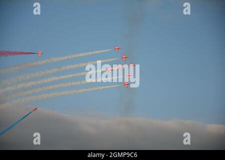 Sidmouth, septembre 2021 : les flèches rouges de la Royal Air Force (RAF) se font avec leurs avions à réaction BAE Hawk au salon de l'air de Sidmouth Banque D'Images