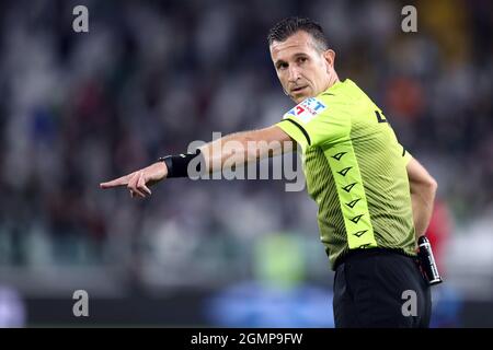 Turin, Italie. 19 septembre 2021. L'arbitre officiel Daniele Doveri gestes pendant la série Un match entre Juventus FC et AC Milan . Banque D'Images