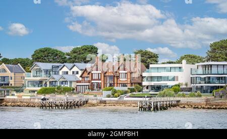 Millionnaires maisons de luxe sur le bord de l'eau à Sandbanks, Poole, Dorset, Royaume-Uni le 19 septembre 2021 Banque D'Images