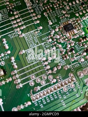 Vue rapprochée d'une carte de circuit imprimé depuis l'intérieur d'un radio-réveil numérique Banque D'Images