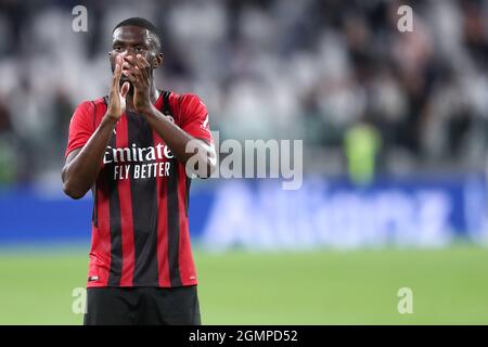 Turin, Italie. 19 septembre 2021. Fikayo Tomori d'AC Milan accueille les fans à la fin de la série Un match entre Juventus FC et AC Milan . Banque D'Images