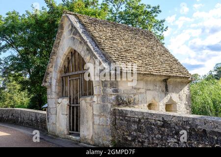 France, Yonne, Canal du Nivernais, Mailly le Château, chapelle Saint Nicolas sur le pont // France, Yonne (89), Canal du Nivernais, Mailly-le-Château, Banque D'Images