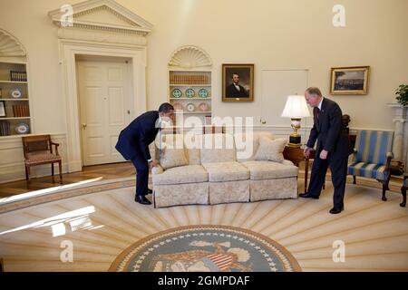 Le président Barack Obama est aidé par le gouverneur du Vermont Jim Douglas à déplacer un canapé dans le bureau ovale 2/2/09. Le gouverneur Douglas a rencontré le président au sujet du plan de reprise économique. 2/2/09Dans photo officielle de la Maison Blanche par Pete Souza Banque D'Images