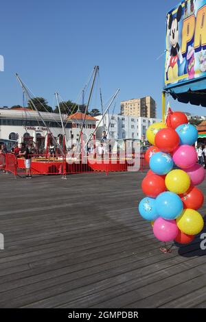 Les enfants s'amusent sur les trampolines à l'élastique, Hastings Pier, Hastings, East Sussex, Royaume-Uni Banque D'Images