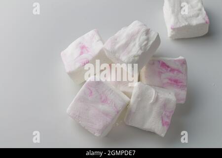 Guimauves sur blanc - pile de bonbons guimauves blancs et roses faits sur mesure isolés - vue du dessus photo Banque D'Images