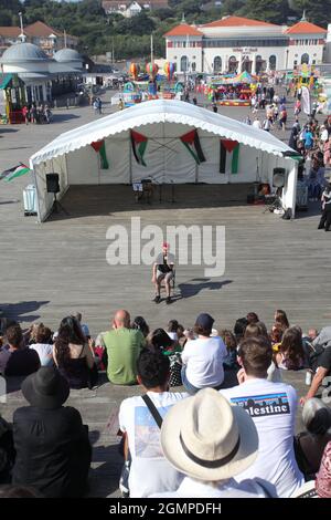 « Palestine sur le quai : une journée de célébration de la culture palestinienne, incluant musique, danse, contes, stands de nourriture et d'artisanat, Hastings, Sussex, Royaume-Uni Banque D'Images