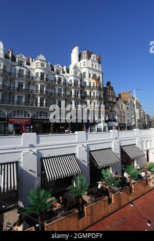 Cafés au Courtyard, site des anciens bains White Rock et du palais C19, Hastings, East Sussex, Royaume-Uni Banque D'Images