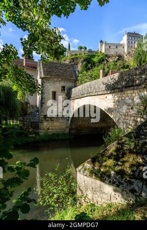 France, Yonne, Canal du Nivernais, Mailly le Château, pont et chapelle Saint Nicolas // France, Yonne (89), Canal du Nivernais, Mailly-le-Château, po Banque D'Images