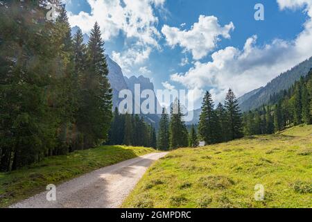 Magnifique paysage de montagne dans la vallée de la pluie, une vallée latérale de la vallée de Lechtal près de la ville de Reutte dans le Tyrol, Autriche Banque D'Images