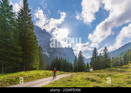 Belle femme active senior avec vélo électrique dans les montagnes spectaculaires de la vallée de la pluie, une vallée latérale de Lechtal, Tyrol, Autriche Banque D'Images