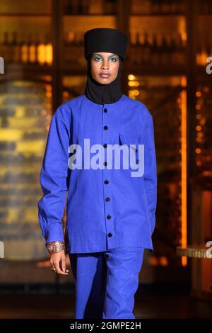 Londres, Royaume-Uni. 20 septembre 2021. Un modèle sur la passerelle lors du défilé de mode Osman, qui s'est tenu en Amazonie, dans le cadre de la semaine de la mode de Londres du 2021 septembre. Date de la photo: Lundi 20 septembre 2021. Le crédit photo devrait se lire: Matt Crossick/Empics/Alamy Live News Banque D'Images