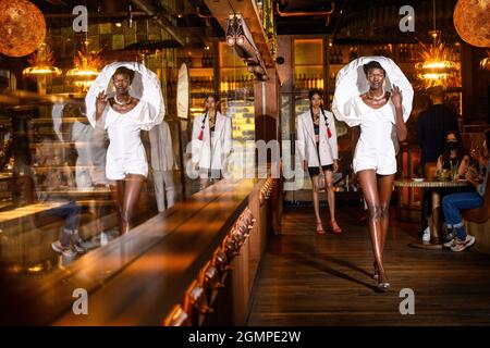 Londres, Royaume-Uni. 20 septembre 2021. Un modèle sur la passerelle lors du défilé de mode Osman, qui s'est tenu en Amazonie, dans le cadre de la semaine de la mode de Londres du 2021 septembre. Date de la photo: Lundi 20 septembre 2021. Le crédit photo devrait se lire: Matt Crossick/Empics/Alamy Live News Banque D'Images