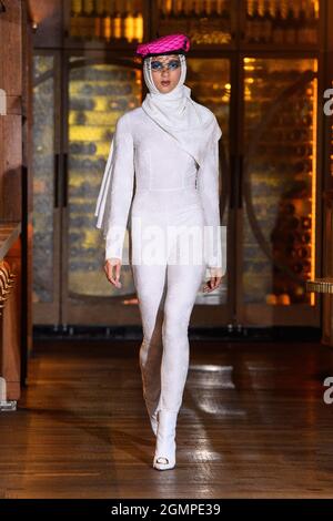 Londres, Royaume-Uni. 20 septembre 2021. Un modèle sur la passerelle lors du défilé de mode Osman, qui s'est tenu en Amazonie, dans le cadre de la semaine de la mode de Londres du 2021 septembre. Date de la photo: Lundi 20 septembre 2021. Le crédit photo devrait se lire: Matt Crossick/Empics/Alamy Live News Banque D'Images