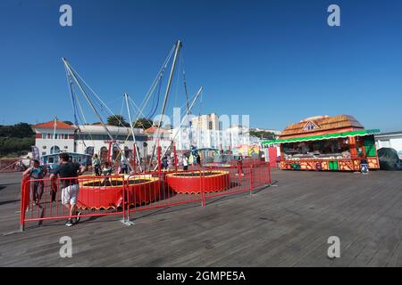 Les enfants s'amusent sur les trampolines à l'élastique, Hastings Pier, Hastings, East Sussex, Royaume-Uni Banque D'Images