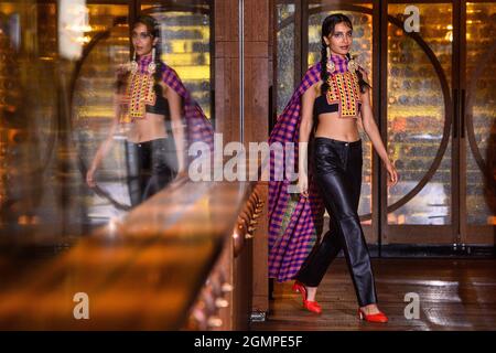 Londres, Royaume-Uni. 20 septembre 2021. Un modèle sur la passerelle lors du défilé de mode Osman, qui s'est tenu en Amazonie, dans le cadre de la semaine de la mode de Londres du 2021 septembre. Date de la photo: Lundi 20 septembre 2021. Le crédit photo devrait se lire: Matt Crossick/Empics/Alamy Live News Banque D'Images