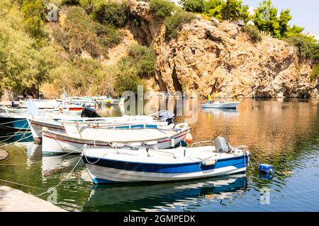 Belle vue sur le port d'Agios Nicolas, Crète Banque D'Images