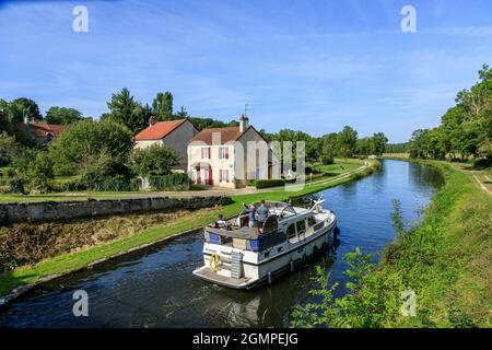 France, Yonne, Canal du Nivernais, Lucy sur Yonne, bateau fluvial sur le Canal du Nivernais // France, Yonne (89), Canal du Nivernais, Lucy-sur-Yonne, b Banque D'Images