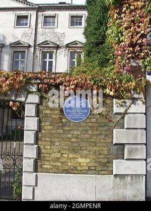 Plaque bleue à l'entrée de l'ancienne résidence Lord Palmerston, Londres, Royaume-Uni. Banque D'Images