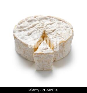 Traditionnel camembert français simple et un morceau isolé sur fond blanc Banque D'Images