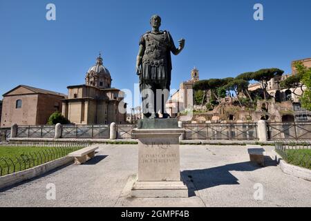 Italie, Rome, statue de Jules César Banque D'Images